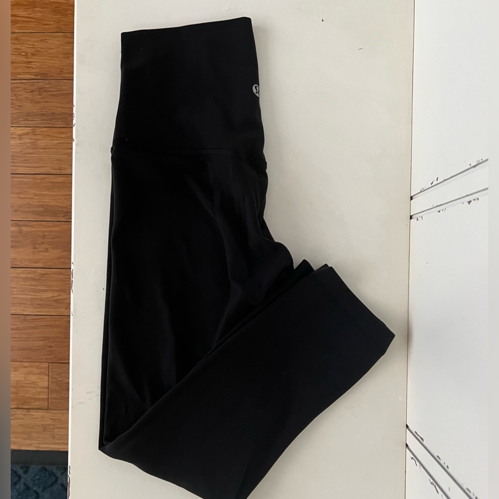 Black lulu align crop